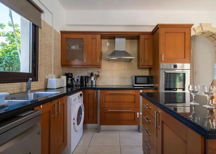 Skandinavia - Modern 3br Escape With Private Pool & Bbq Pegeia