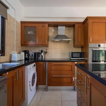 Skandinavia - Modern 3br Escape With Private Pool & Bbq Peyia