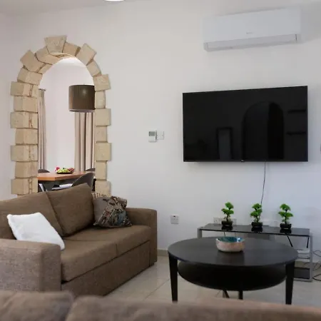 Skandinavia - Modern 3br Escape With Private Pool & Bbq Peyia