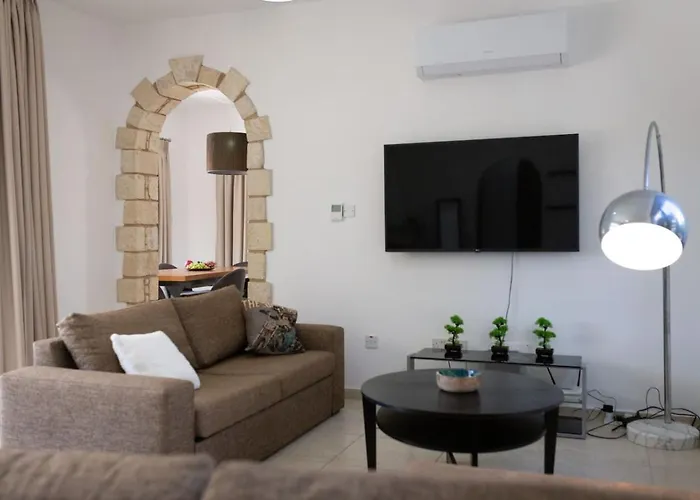 Skandinavia - Modern 3br Escape With Private Pool & Bbq Peyia